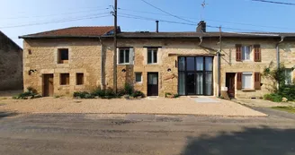 La façade de notre gîte Grain d'Orge et Cornouiller