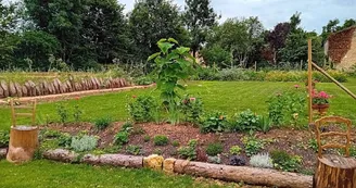 Le terrain privé du gîte, jardin d'agrément et jardin potager
