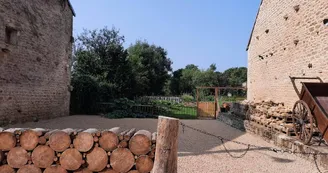 Notre parking privé et sa barrière en rondins de bois