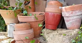 Déco de jardin avec des vieux pots de terre
