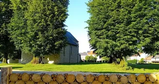 Vue de notre parking privé, l'église fortifiée de Bulson