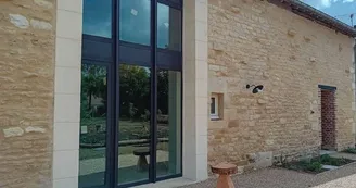 La terrasse et la façade arrière de notre gîte Grain d'Orge et Cornouiller