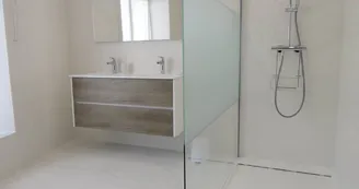 salle de bain à l'étage