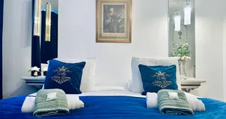 Suite Notre Dame : Chambre Henri de la Tour d'Auvergne Vicomte de Turenne Suite Notre Dame : Chambre Henri de la Tour d'Auvergne Vicomte de Turenne