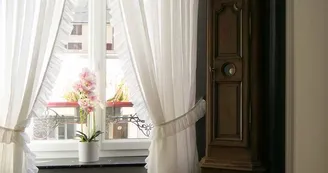 Couloir donnant sur une fenêtre et une horloge comptoise Couloir donnant sur une fenêtre et une horloge comptoise