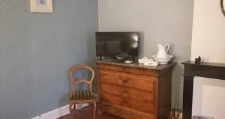 Chambre de Gaulle avec meuble et TV Chambre de Gaulle avec meuble et TV