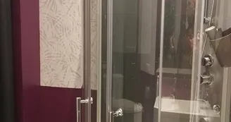 Douche de la salle de bain du bas Douche de la salle de bain du bas