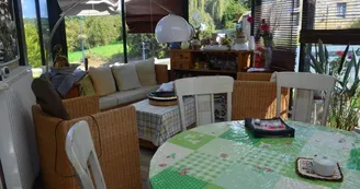 salle petit-déjeuner dans véranda