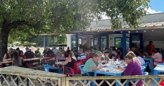 Terrasse du restaurant au camping Les Naïades Terrasse du restaurant au camping Les Naïades
