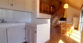 Le coin cuisine et la salle à manger baignée de lumière Le coin cuisine et la salle à manger baignée de lumière
