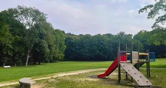 Aire de jeux du parc à Andelot