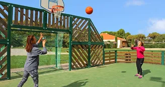 location-vacances-azureva-saint-cyprien-terrain-sport-basket location-vacances-azureva-saint-cyprien-terrain-sport-basket