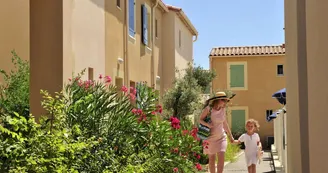 Résidence Goélia Le Mas des Arènes Mouriès allée Résidence Goélia Le Mas des Arènes Mouriès allée