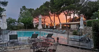 Piscine au coucher de soleil