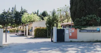Camping Porte des Alpilles_Saint-Étienne-du-Grès