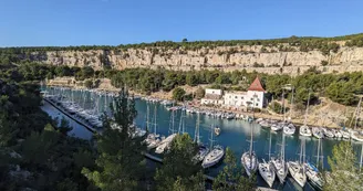 Calanque Port Miou chateau et trémie Calanque Port Miou chateau et trémie