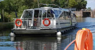 Bateau Ville de Digoin en navigation dans le grand basin
