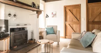 vakantiehuis-haute-vienne-la-bastide-woonkamer-sfeervolle gezellige zithoek-247