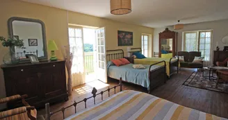 Gite de Gaby et Jean à Coussac Bonneval en Haute-Vienne, Nouvelle Aquitaine - la grande chambre 3 personnes_17 Gite de Gaby et Jean à Coussac Bonneval en Haute-Vienne, Nouvelle Aquitaine - la grande chambre 3 personnes_17