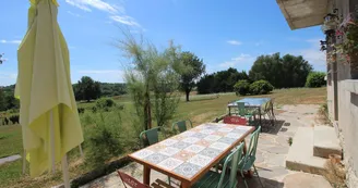 Gite de Gaby et Jean à Coussac Bonneval en Haute-Vienne, Nouvelle Aquitaine - la terrasse coté Sud_20 Gite de Gaby et Jean à Coussac Bonneval en Haute-Vienne, Nouvelle Aquitaine - la terrasse coté Sud_20