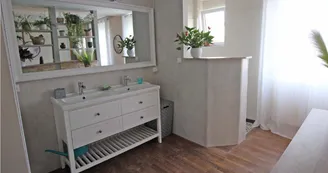 Gite de Gaby et Jean à Coussac Bonneval en Haute-Vienne, Nouvelle Aquitaine - salle d'eau rez de chaussée_10 Gite de Gaby et Jean à Coussac Bonneval en Haute-Vienne, Nouvelle Aquitaine - salle d'eau rez de chaussée_10