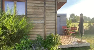 la roulotte et sa terrasse. la roulotte et sa terrasse.