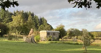 Roulotte entourée par un écrin de verdure Roulotte entourée par un écrin de verdure