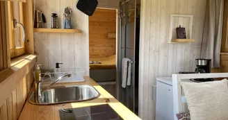 Roulotte minimaliste, construite en matériaux naturels et sa kitchenette Roulotte minimaliste, construite en matériaux naturels et sa kitchenette