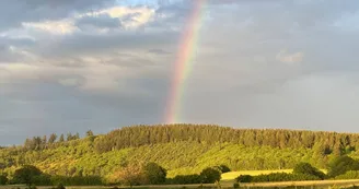 Arc-en-ciel sur le Puy de la Roche depuis la roulotte 360°nature. Arc-en-ciel sur le Puy de la Roche depuis la roulotte 360°nature.