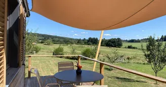 Roulotte du Verger et sa terrasse plein sud donnant sur la nature. Roulotte du Verger et sa terrasse plein sud donnant sur la nature.
