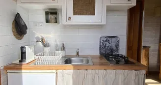 Roulotte du Verger, kitchenette. Roulotte du Verger, kitchenette.