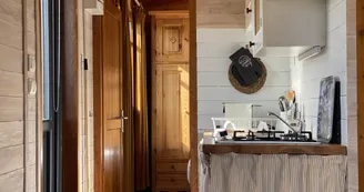 Roulotte du Verger et sa kitchenette. Roulotte du Verger et sa kitchenette.