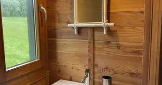 roulotte du Verger, sanitaire avec lavabo roulotte du Verger, sanitaire avec lavabo