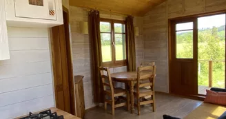 Roulotte du Verger, séjour depuis la kitchenette Roulotte du Verger, séjour depuis la kitchenette