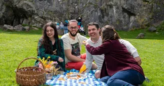 Pique-nique dans la vallée des Grottes de Saulges en Mayenne