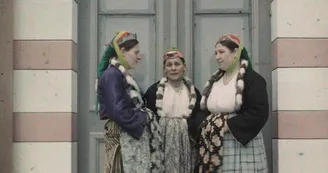 Trois femmes juives de Thessalonique avec le tablier dans la poche Trois femmes juives de Thessalonique avec le tablier dans la poche