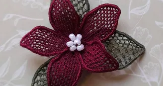 Broche Poinsettia. Création et réalisation: Véronique Thomazo Broche Poinsettia. Création et réalisation: Véronique Thomazo