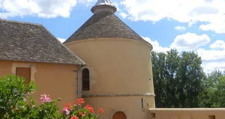 Château de Haut Eclair - vue sur le pigeonnier Château de Haut Eclair - vue sur le pigeonnier