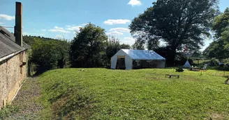 Gîte de La Coudraie - Extérieur avec Barnum sur demande Gîte de La Coudraie - Extérieur avec Barnum sur demande
