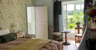 Chambre Cour CarréeLitCheminéeFenêtre Chambre Cour CarréeLitCheminéeFenêtre