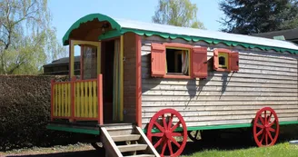 Roulotte au Camping du Sans Souci à Fresnay-sur-Sarthe - extérieur