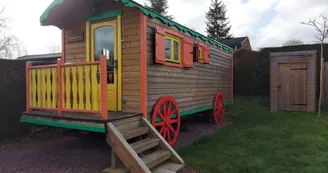 Roulotte au Camping du Sans Souci à Fresnay-sur-Sarthe - extérieur