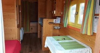 Roulotte au Camping du Sans Souci à Fresnay-sur-Sarthe - intérieur