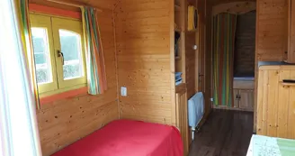 Roulotte au Camping du Sans Souci à Fresnay-sur-Sarthe - intérieur