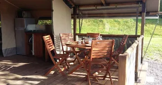 Lodges au Camping du Sans Souci à Fresnay-sur-Sarthe - terrasse