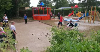 Activité pétanque - un moment chaleureux Activité pétanque - un moment chaleureux