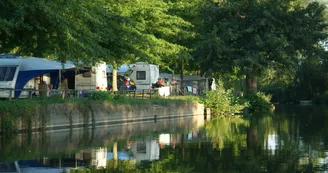 Camping du Val de Sarthe - Beaumont-sur-Sarthe - emplacements en bord de rivière Camping du Val de Sarthe - Beaumont-sur-Sarthe - emplacements en bord de rivière