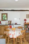 Cuisine et salle à manger de Poppy. Poppy's kitchen and dining area.