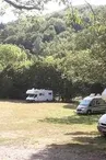Aire de camping-car dans la prairie