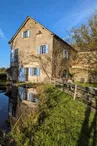 Ancienne ferme rénovée au cœur du Ségala, notre maison d’hôtes Saisonnée offre un cadre naturel paisible à Centrès, en Aveyron.